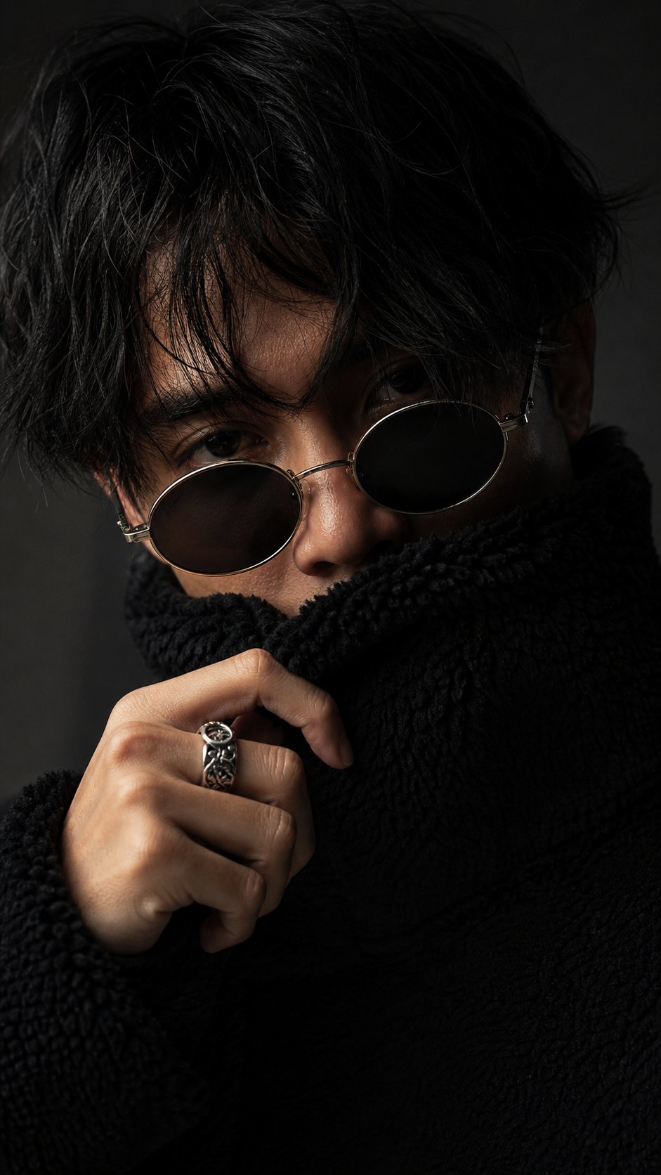 Chân dung nam bí ẩn với kính retro