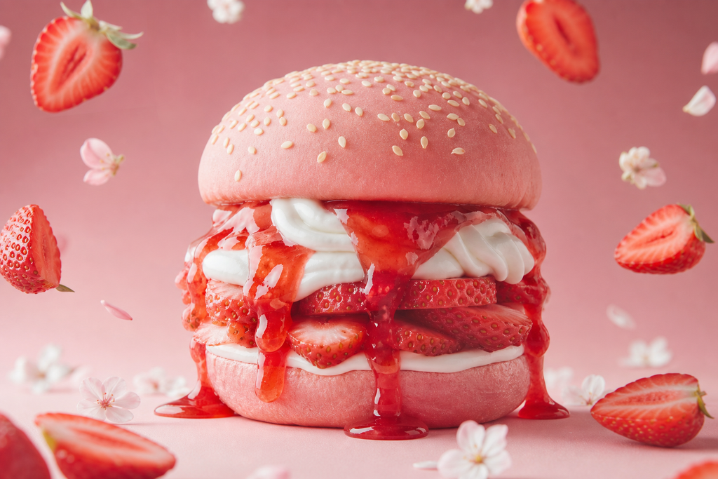 Burger dâu tây tráng miệng hồng pastel