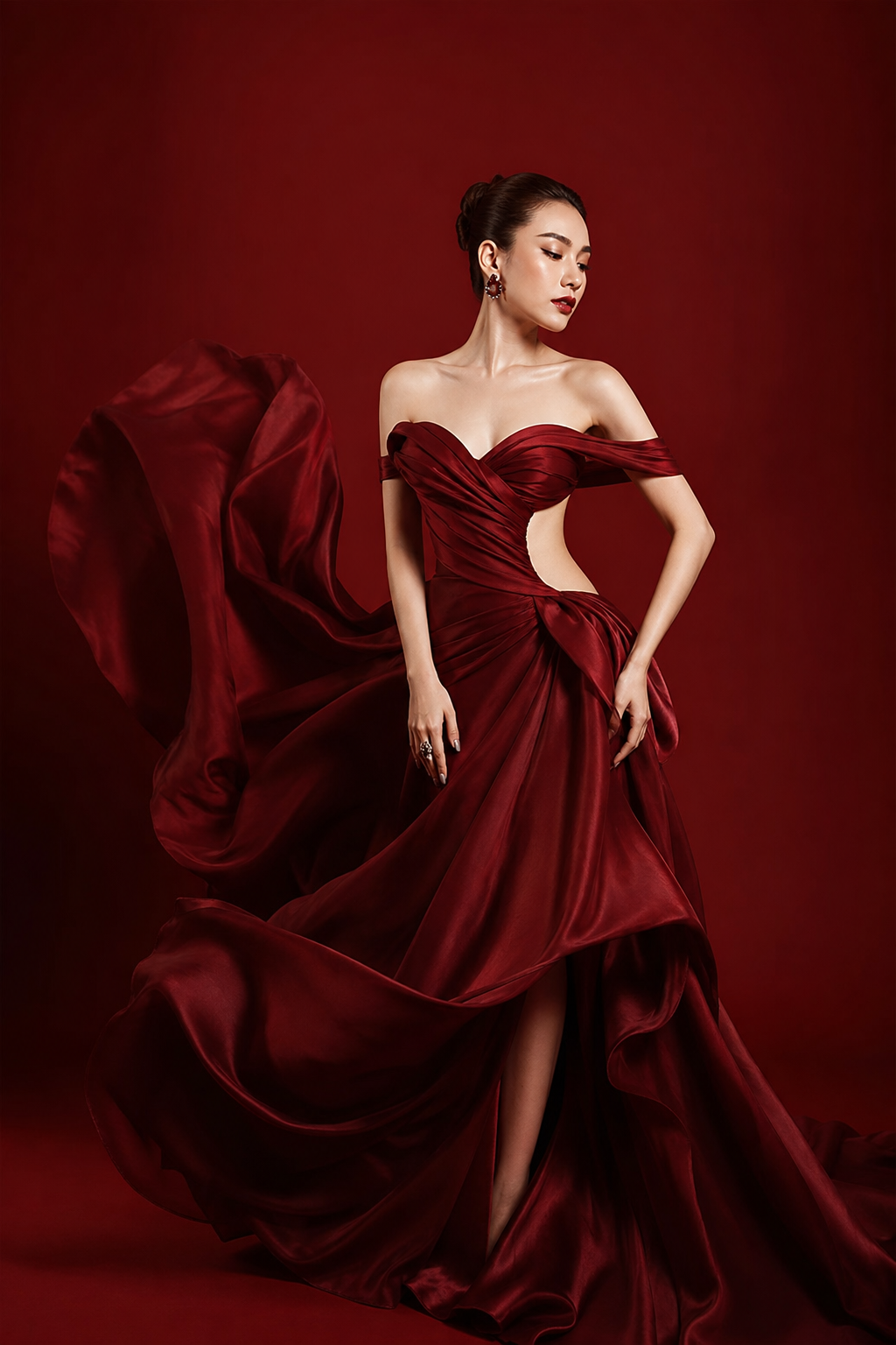 Người mẫu trong váy đỏ couture