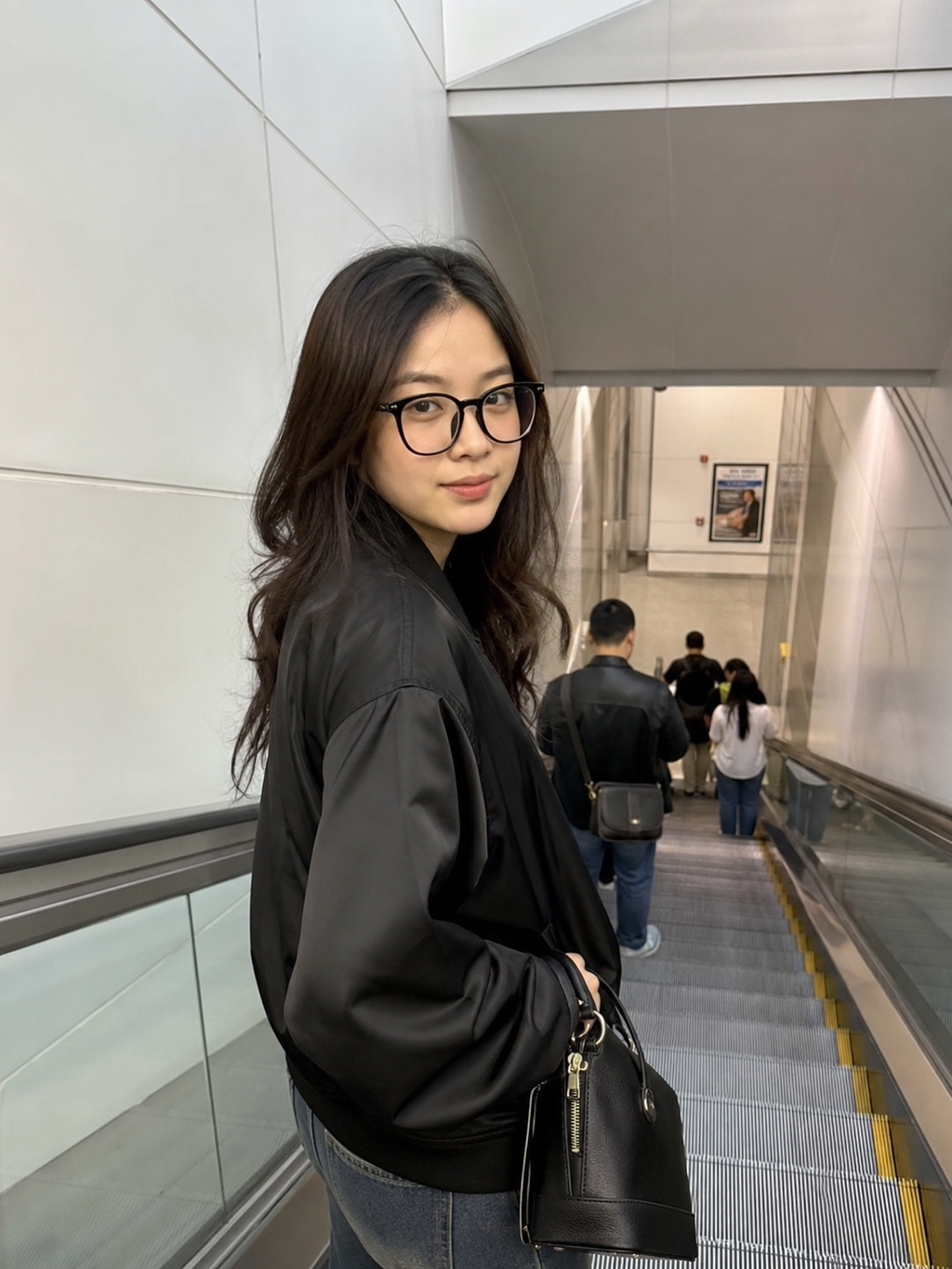 Phụ nữ trên thang cuốn đô thị