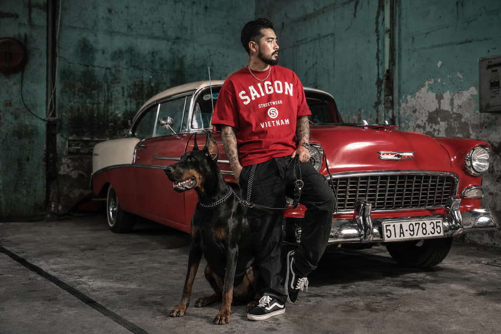 Thời trang streetwear nam bên xe cổ trong gara