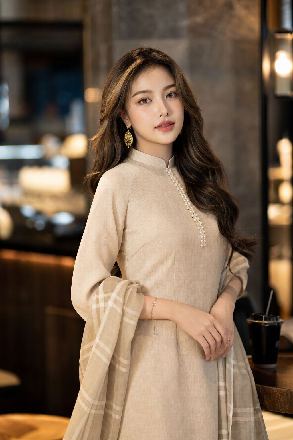 Chân dung áo dài be trong quán cafe