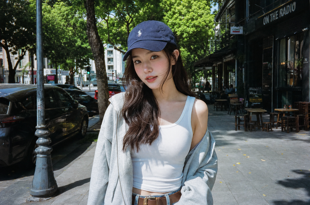 Chân dung phụ nữ trên phố phong cách ảnh phim