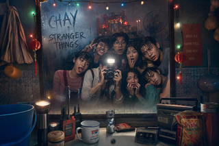 Selfie gương nhóm bạn trẻ phong cách kinh dị retro