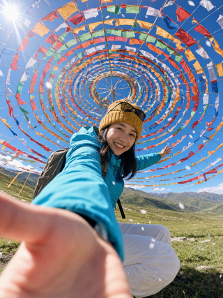 Chân dung selfie du lịch giữa cờ cầu nguyện