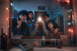 Selfie gương nhóm thiếu niên phong cách kinh dị 80...