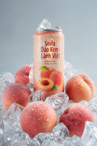 Lon soda đào kem trong studio