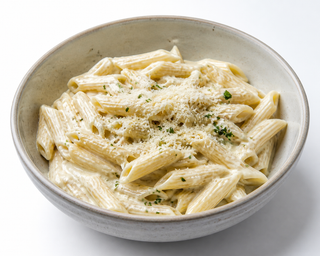 Mì penne sốt kem trắng trong bát gốm