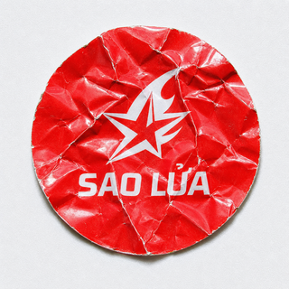 Sticker vinyl đỏ nhàu in logo Sao Lửa trên nền trắ...