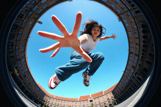 Cô gái nhảy fisheye giữa sân đô thị mái gạch