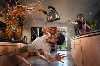 Cú né ấm trà trong bếp hiện đại