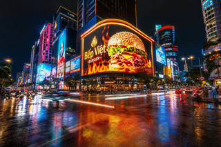 Ngã tư neon quảng cáo burger về đêm