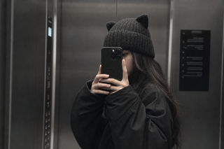 Selfie gương thang máy tông đơn sắc