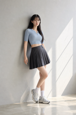 Thời trang athleisure nữ trong studio tối giản