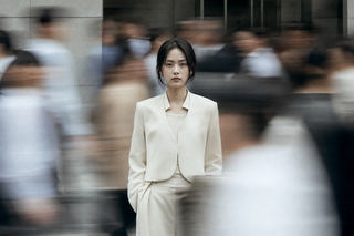 Người mẫu đứng yên giữa dòng người mờ