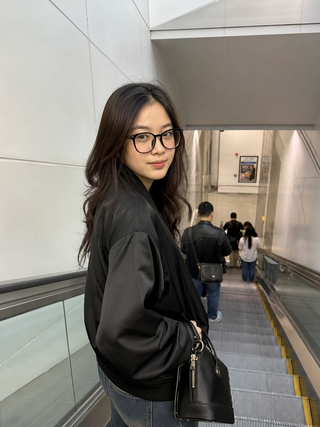Phụ nữ trên thang cuốn đô thị