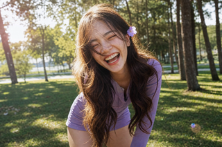 Cô gái cười trong công viên nắng