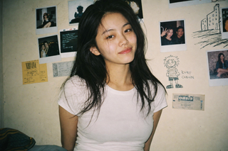 Chân dung cô gái phong cách snapshot thập niên 90