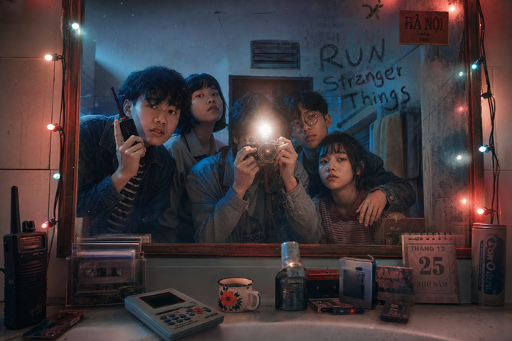 Tạo hình ảnh: Cinematic mirror selfie scene inspired by a retro 80s sci-fi horro