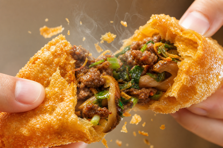 Bánh chiên nhân thịt xé đôi cận cảnh nóng hổi