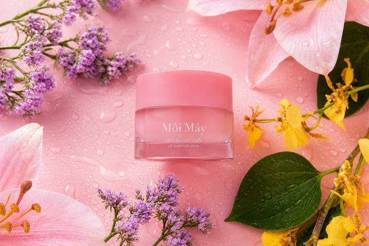 Mặt nạ ngủ môi hồng giữa hoa lá pastel