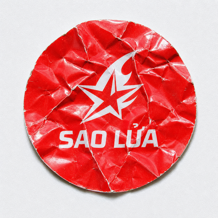 Sticker vinyl đỏ nhàu in logo Sao Lửa trên nền trắng