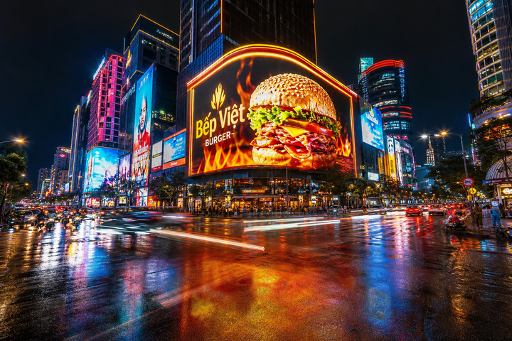 Ngã tư neon quảng cáo burger về đêm