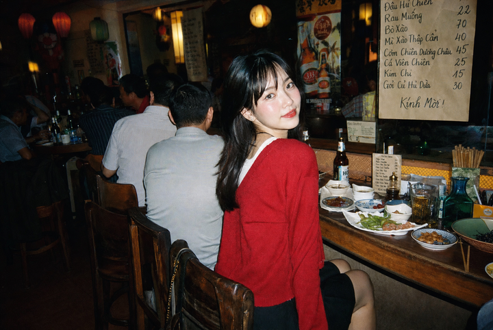 Cô gái trong quán nhậu với cardigan đỏ hoài niệm