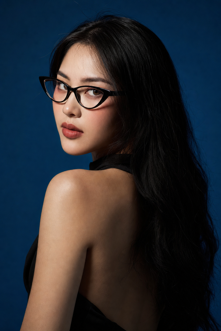Chân dung phụ nữ đeo kính cat-eye nền xanh