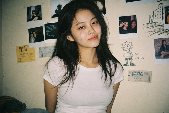 Chân dung cô gái phong cách snapshot thập niên 90